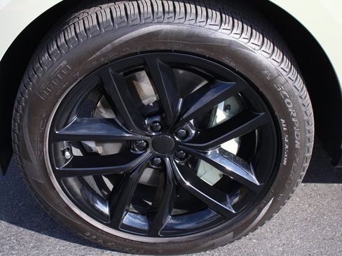 Used 2025 Land Rover Range Rover SE AWD/4WD image 13