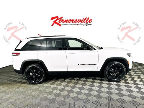 New 2025 Jeep Grand Cherokee Altitude image 8
