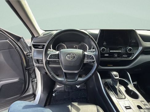 Used 2023 Toyota Highlander XLE FWD image 13