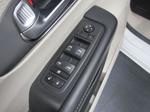 Used 2023 Chrysler Pacifica Touring-L FWD image 31