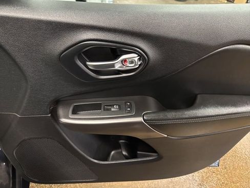 Used 2020 Jeep Cherokee Limited AWD/4WD image 25