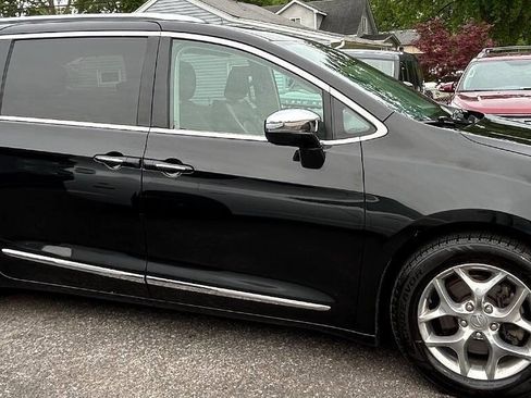 Used 2018 Chrysler Pacifica Limited FWD image 7
