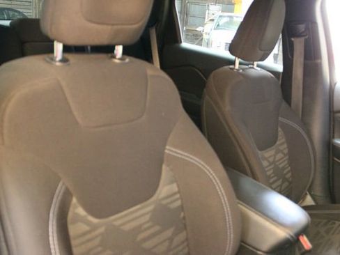 Used 2019 Jeep Cherokee Latitude w/ Cold Weather Group image 11