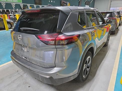 Used 2024 Nissan Rogue SV image 2