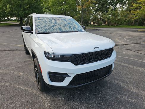 Used 2023 Jeep Grand Cherokee Altitude AWD/4WD image 8