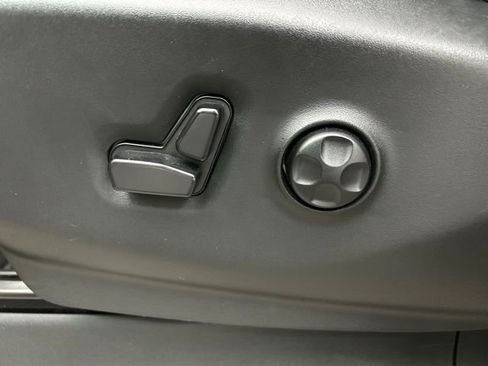 Used 2024 Chrysler Pacifica Touring-L image 9