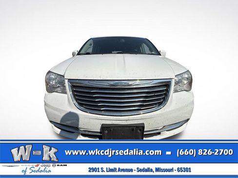 Certified 2016 Chrysler Town & Country Touring FWD image 10
