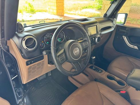 Used 2014 Jeep Wrangler Unlimited Rubicon w/ Connectivity Group AWD/4WD image 11