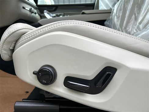 New 2026 Volvo XC90 B6 Ultra w/ Protection Package image 11