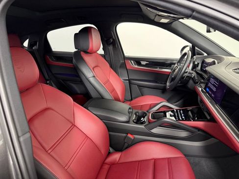 Certified 2025 Porsche Cayenne S AWD/4WD image 16
