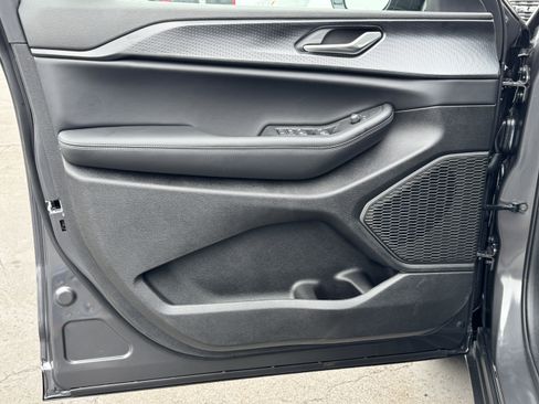 New 2025 Jeep Grand Cherokee Altitude image 17