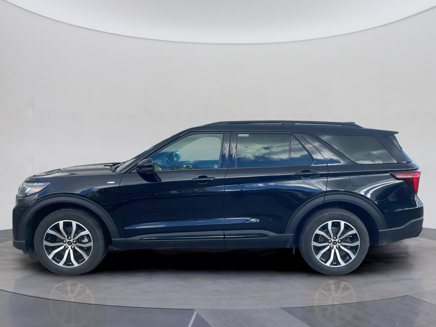 Used 2025 Ford Explorer ST-Line AWD/4WD image 2