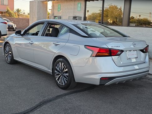 Used 2024 Nissan Altima 2.5 SV image 5
