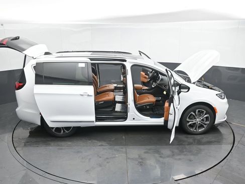 New 2026 Chrysler Pacifica Pinnacle w/ Trailer Tow Group AWD/4WD image 50