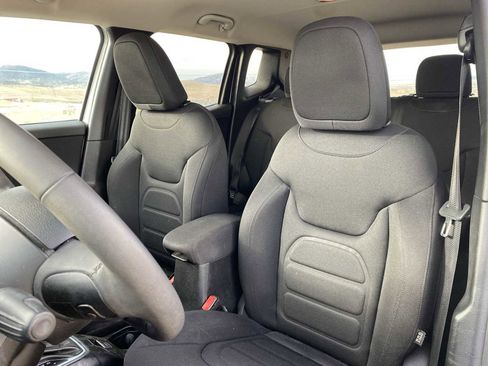 Certified 2019 Jeep Renegade Latitude image 15