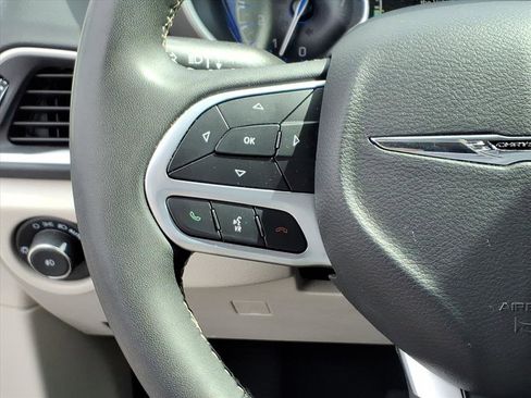 Used 2023 Chrysler Pacifica Touring-L image 19