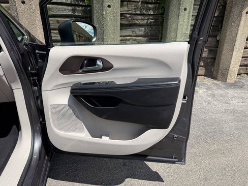 Used 2020 Chrysler Voyager L FWD image 23