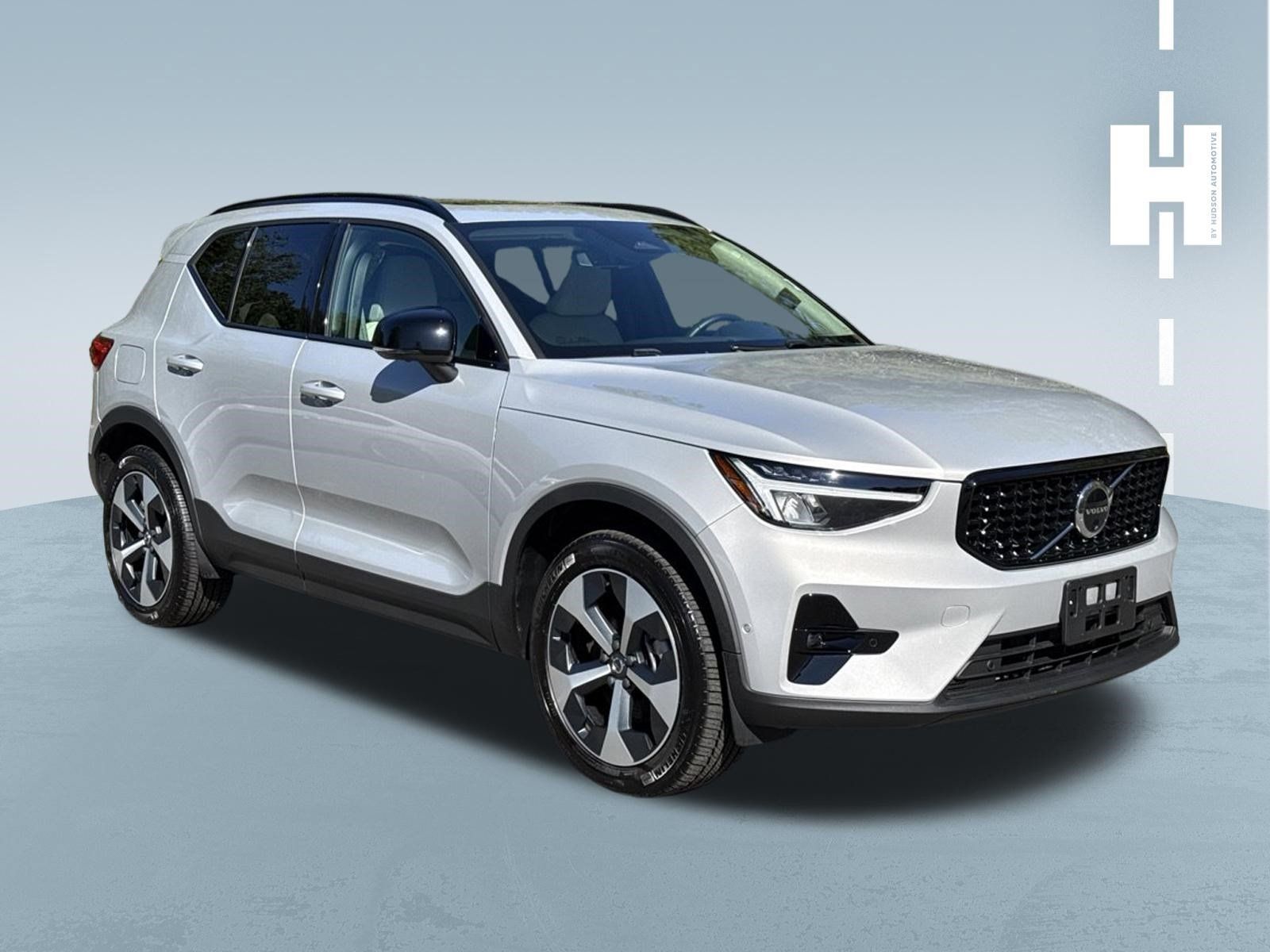 Used 2025 Volvo XC40 B5 Plus AWD/4WD image 1