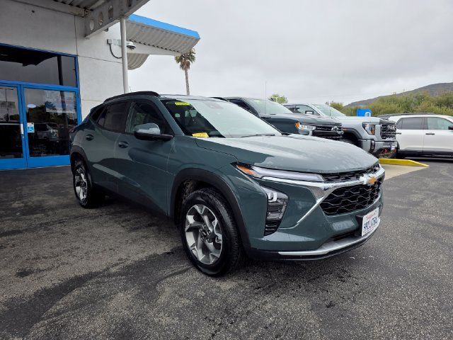 Used 2025 Chevrolet Trax LT FWD image 3