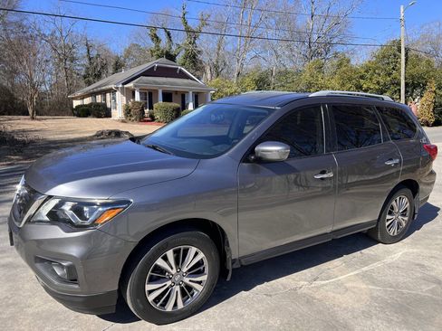 Used 2019 Nissan Pathfinder SV image 8