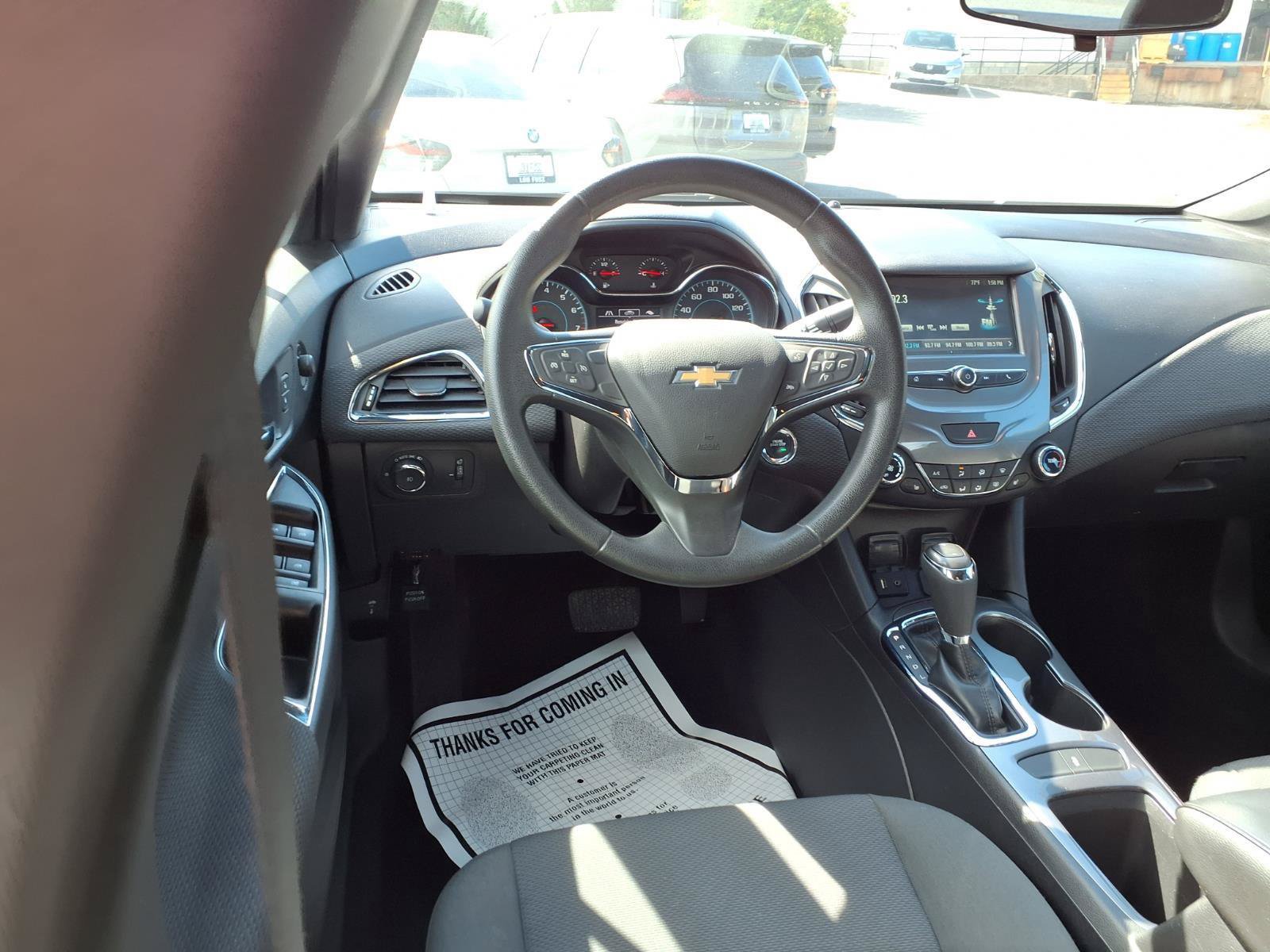 Used 2018 Chevrolet Cruze LT w/ Convenience Package FWD image 4