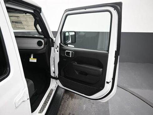Used 2024 Jeep Gladiator Sport AWD/4WD image 12