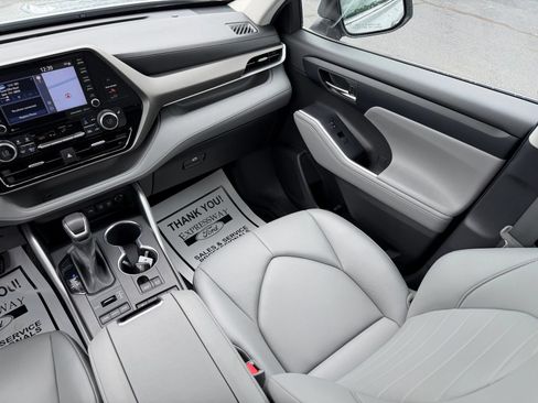 Used 2021 Toyota Highlander XLE AWD/4WD image 18