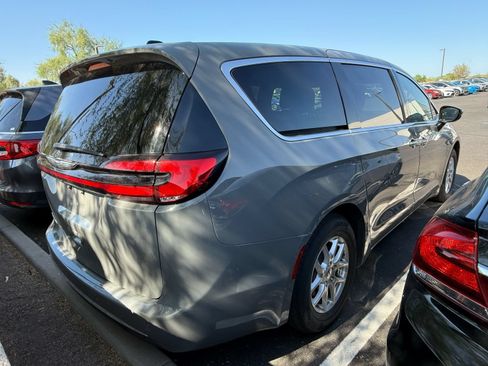Used 2025 Chrysler Pacifica Select FWD image 4