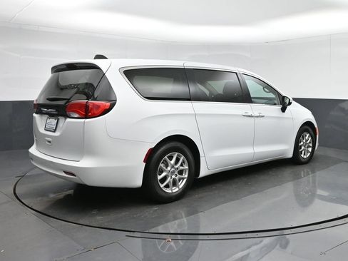 Used 2023 Chrysler Voyager LX image 7