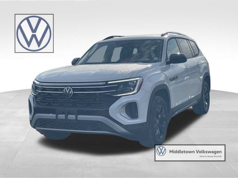 Certified 2025 Volkswagen Atlas Peak Edition SE image 1