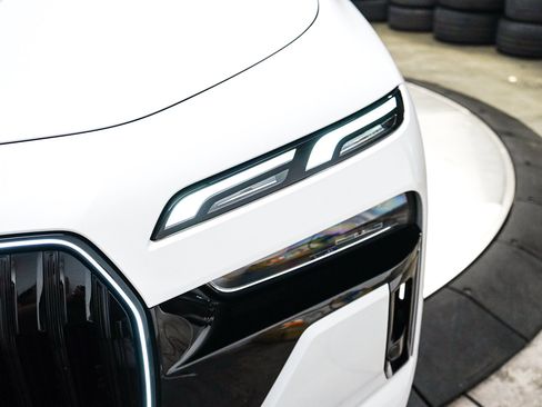 Used 2025 BMW 740i w/ Premium Package RWD image 9
