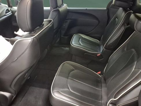 Used 2025 Chrysler Pacifica Limited FWD image 28