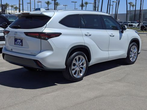 Used 2024 Toyota Highlander Limited FWD image 2