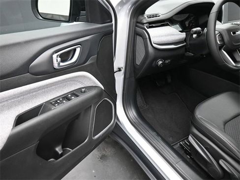 New 2026 Jeep Compass Latitude image 11