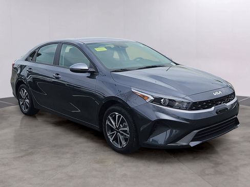 Used 2023 Kia Forte LXS w/ LXS Technology Package FWD image 3