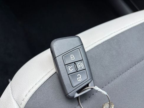 Used 2025 Volkswagen Taos SE image 25