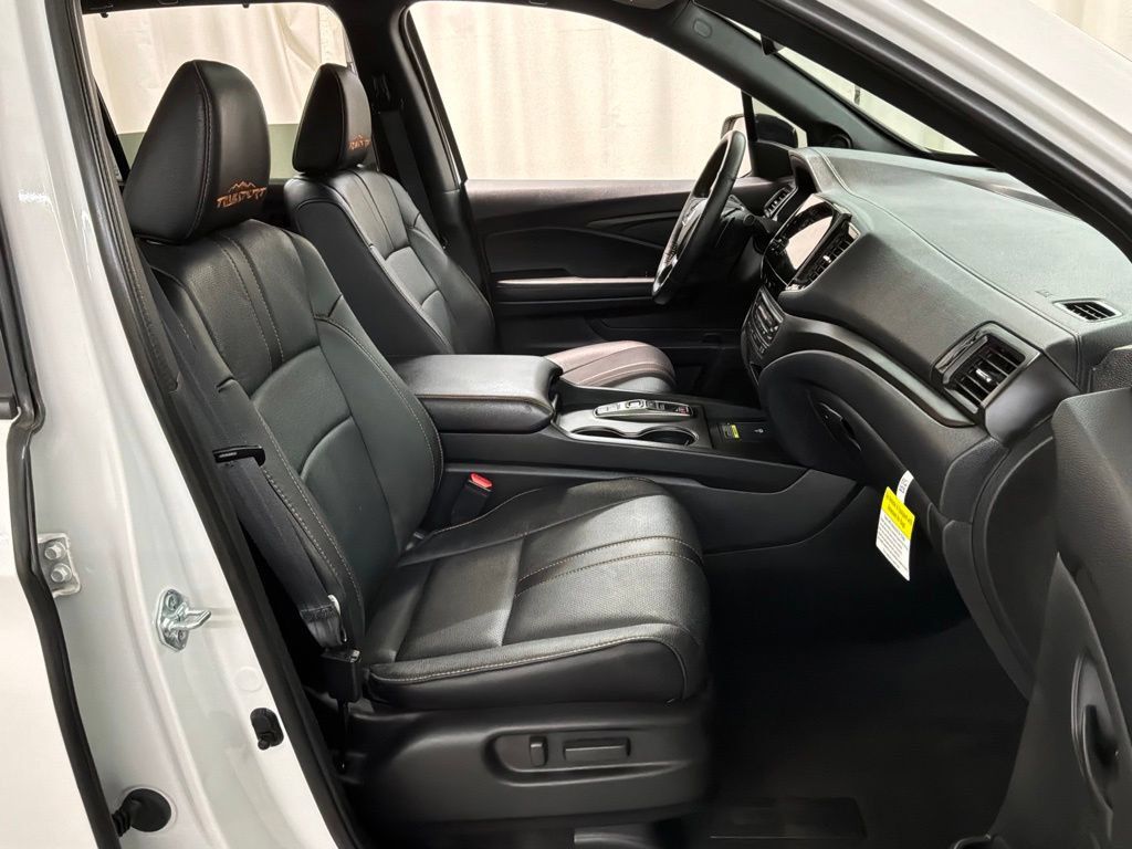 Certified 2025 Honda Passport TrailSport image 30