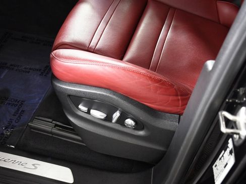 Used 2020 Porsche Cayenne S image 16