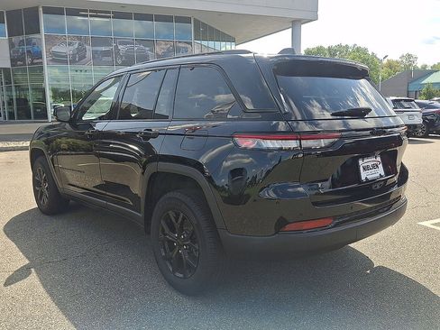 Used 2024 Jeep Grand Cherokee Altitude AWD/4WD image 28