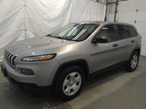 Used 2016 Jeep Cherokee Sport image 2