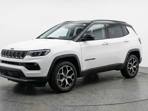 Used 2025 Jeep Compass Limited image 3