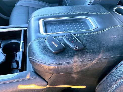 Used 2021 GMC Yukon Denali w/ Denali Premium Package image 10