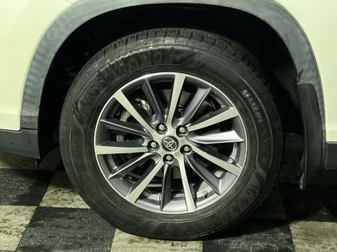 Used 2019 Toyota Highlander XLE AWD/4WD image 25