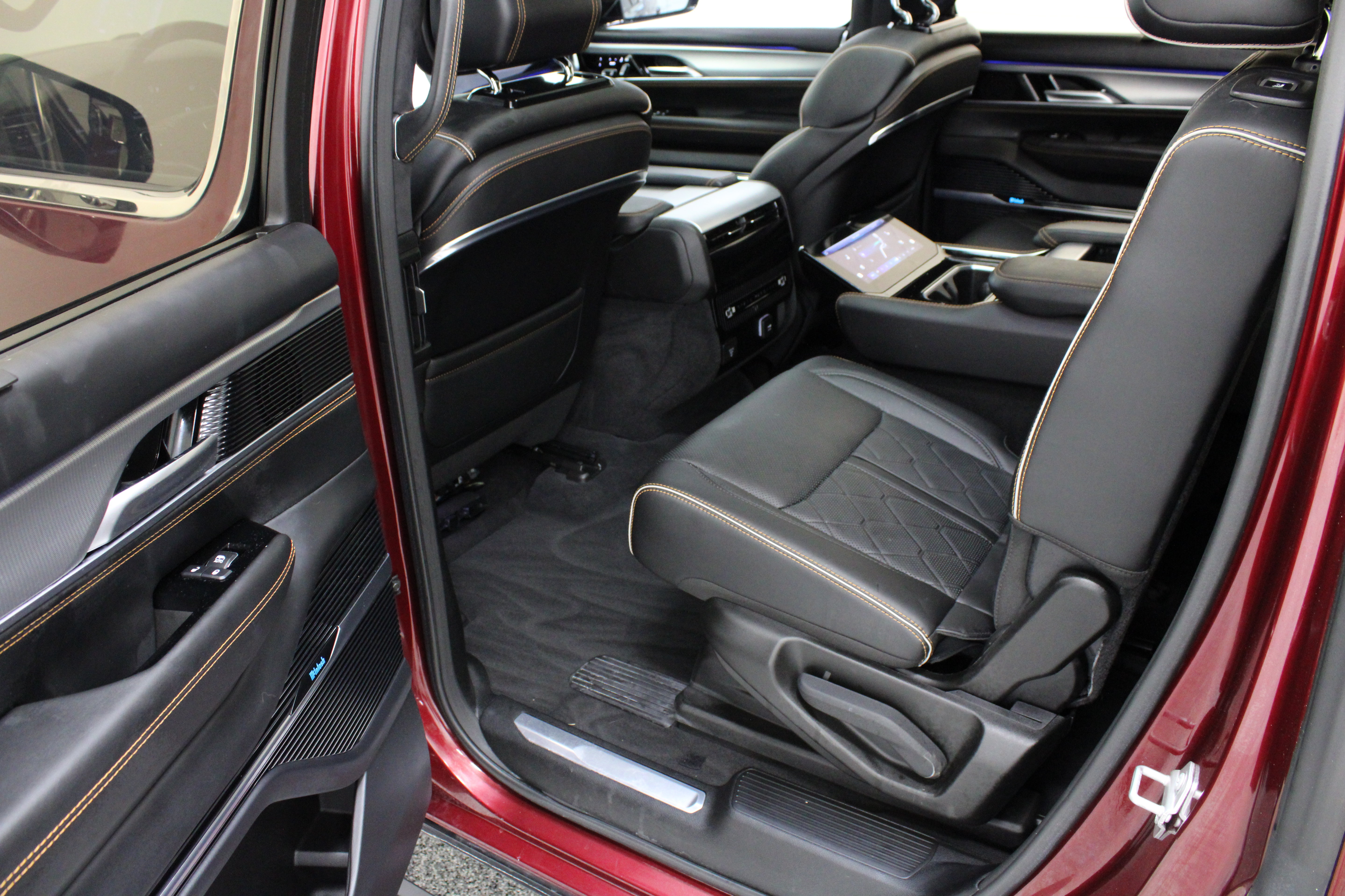 Used 2023 Jeep Grand Wagoneer Series III AWD/4WD image 31