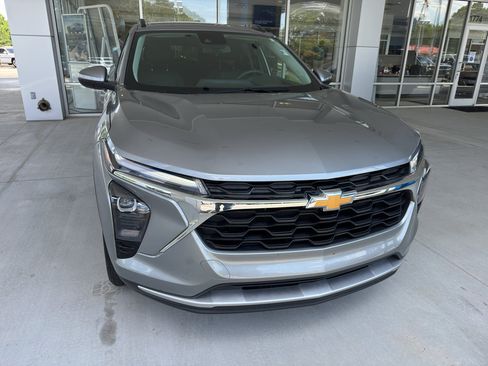 Used 2025 Chevrolet Trax LT FWD image 2