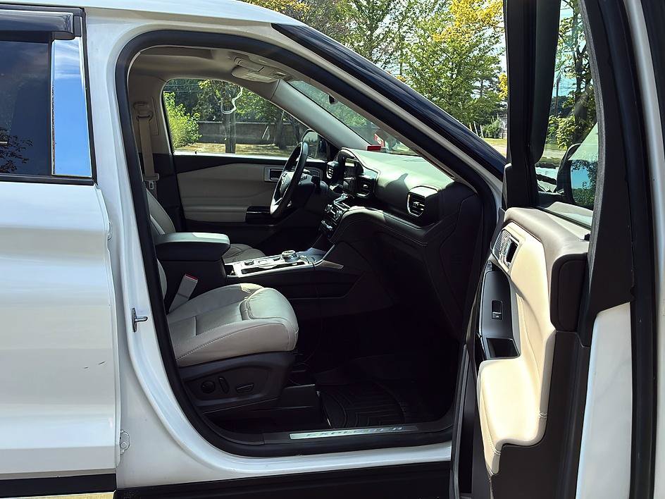 Used 2024 Ford Explorer Platinum w/ Class IV Trailer Tow Package AWD/4WD image 40