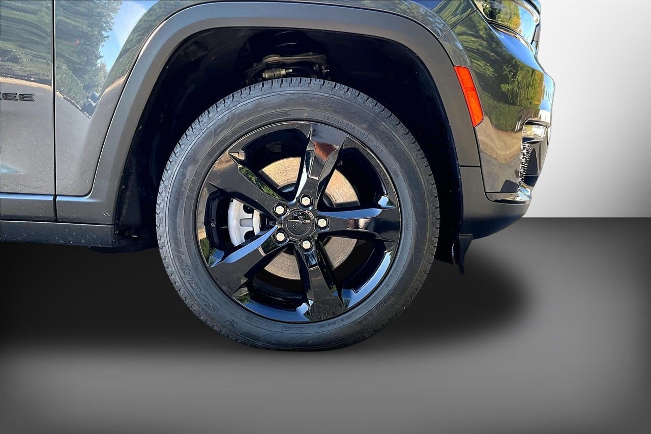 Used 2025 Jeep Grand Cherokee L Limited w/ Black Appearance Package AWD/4WD image 31