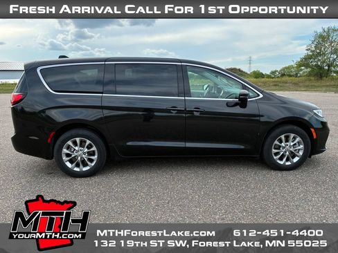 Used 2023 Chrysler Pacifica Touring-L AWD/4WD image 1