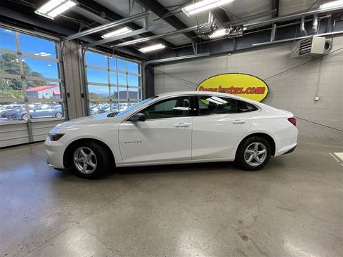 Used 2018 Chevrolet Malibu LS FWD image 2