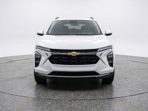 Used 2025 Chevrolet Trax LT FWD image 2